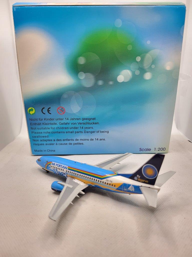 JC Wings 1:200 TAP Air Portugal CS-TIC Boeing 737-300 - Image 4