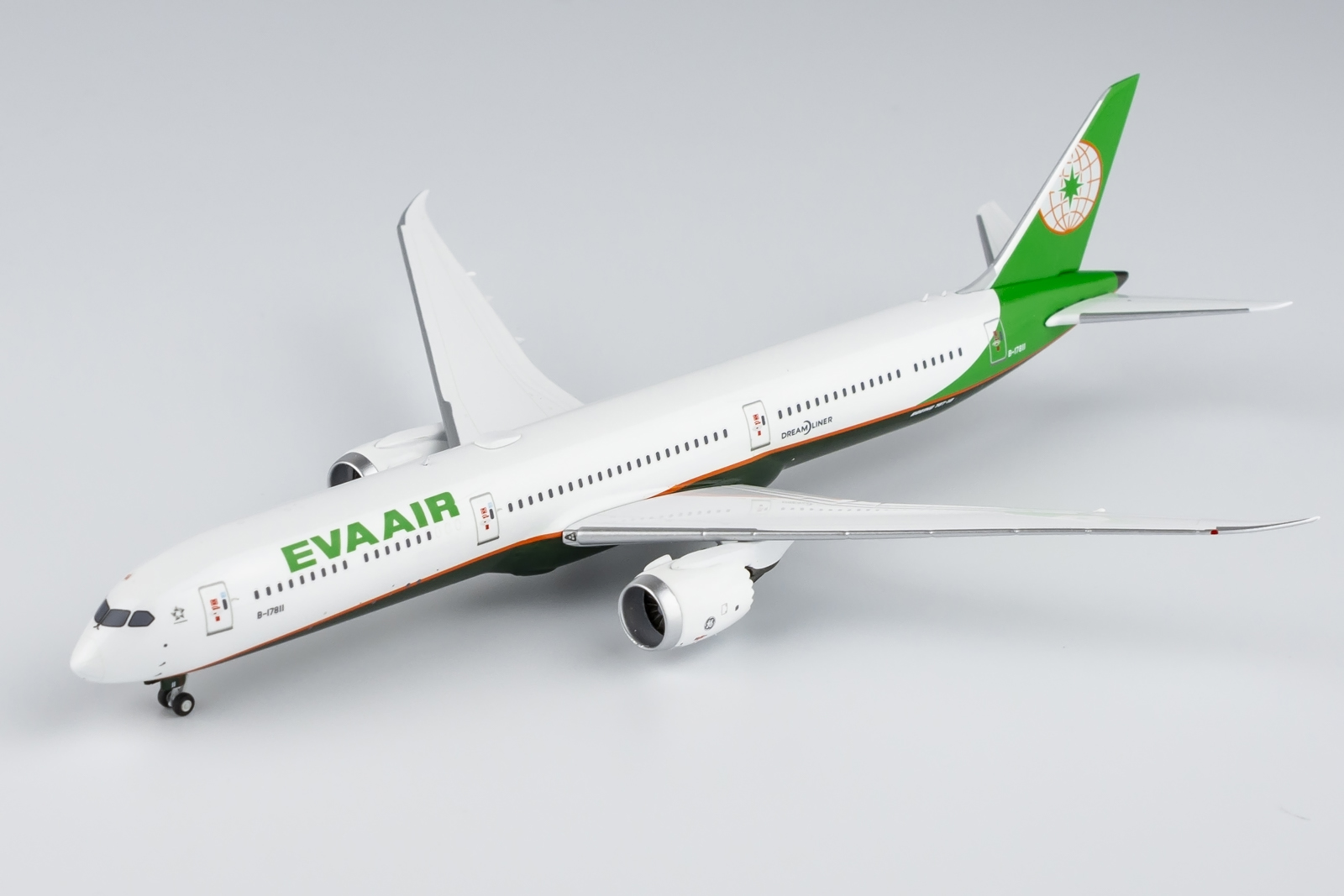 NG Models 1:400 EVA Air B-17811 Boeing 787-10 - Bedfordshire