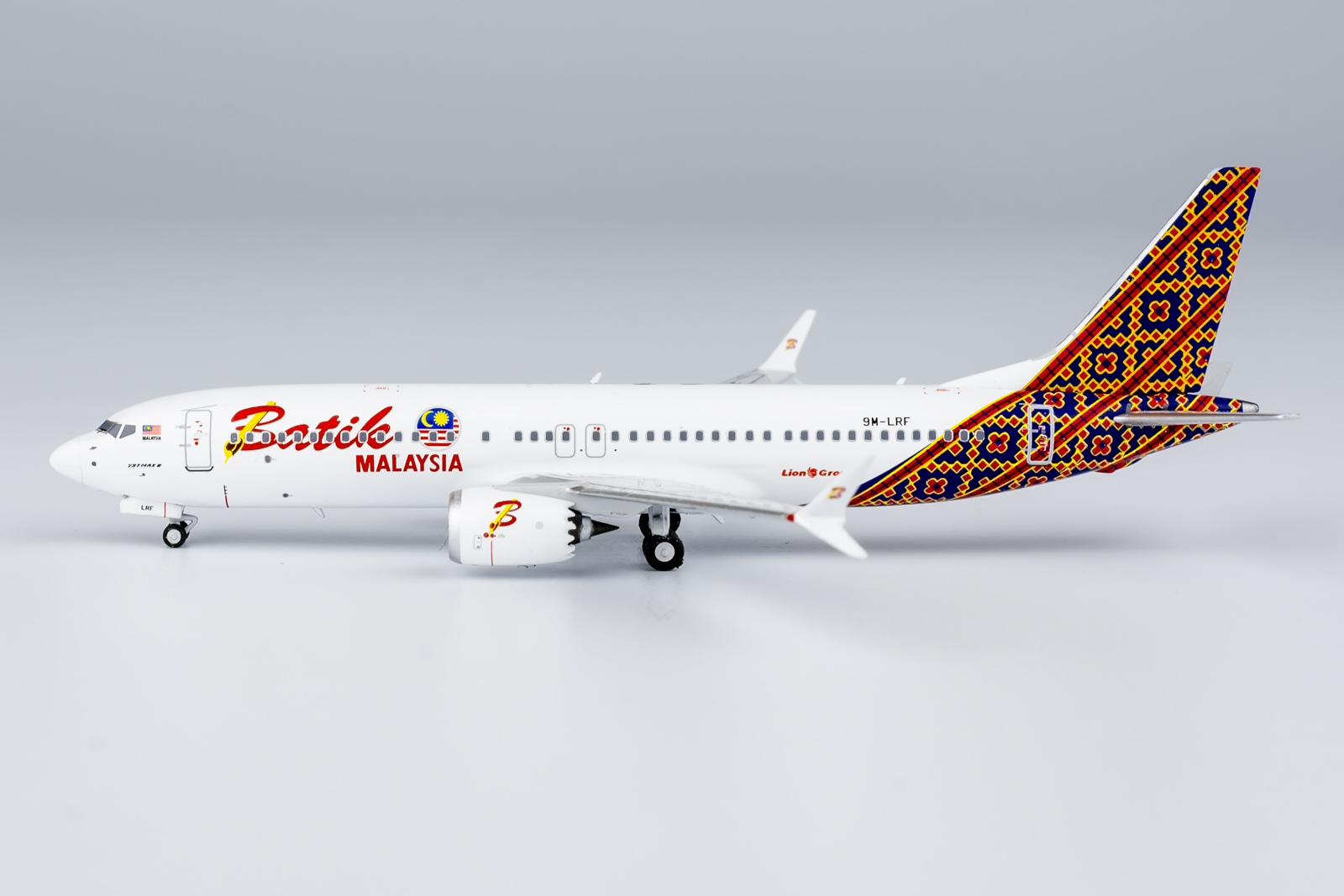 NG Models 1:400 Batik Air Malaysia 9M-LRF Boeing 737-MAX 8 - Image 2
