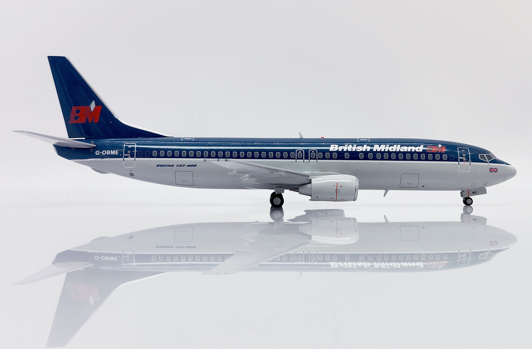 JC Wings 1:200 British Midland Airways G-OBME Boeing 737-400 - Image 3