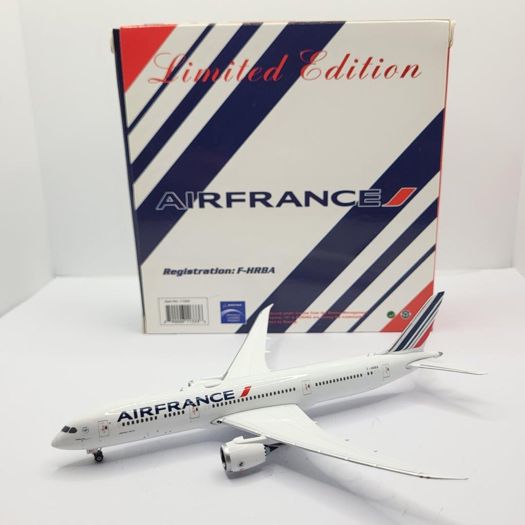 Phoenix 1:400 Air France F-HRBA Boeing 787-9 - Bedfordshire