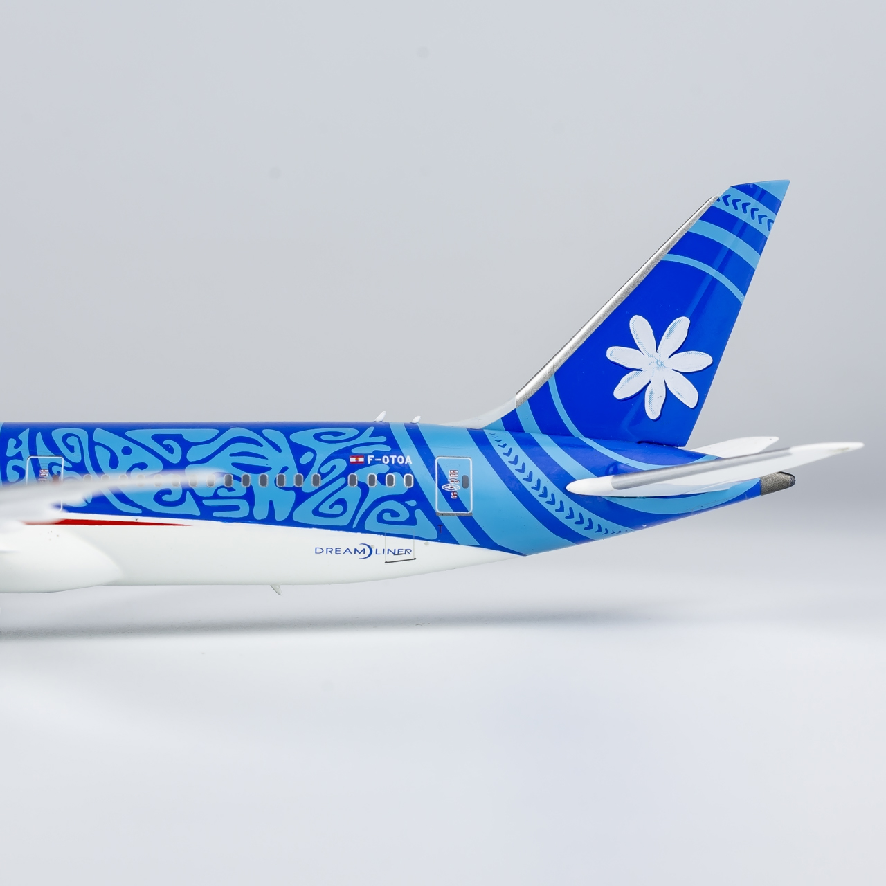 NG Models 1:400 Air Tahiti Nui F-OVAA Boeing 787-9 - Image 4
