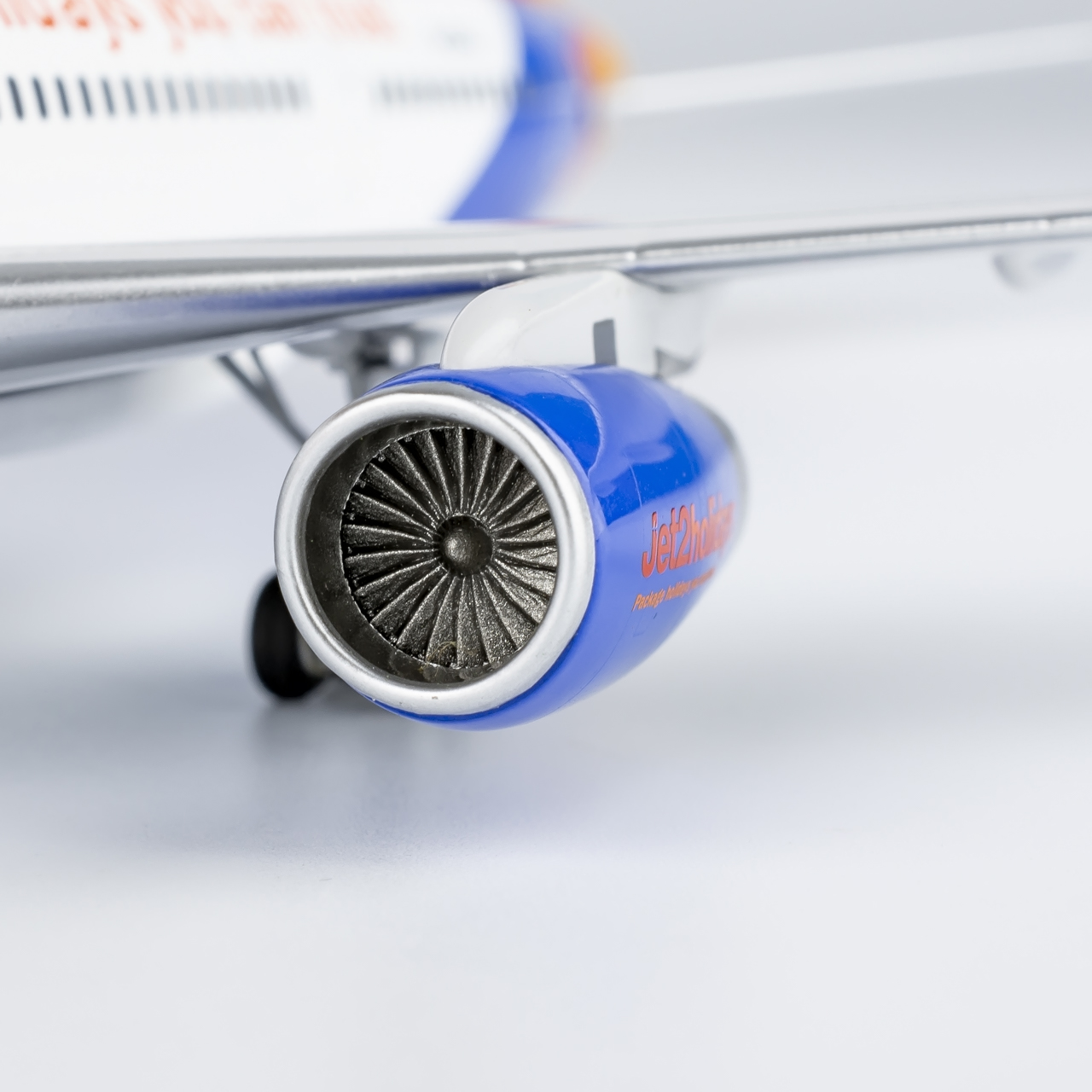 NG Models 1:200 Jet2 Holidays G-LSAJ Boeing 757-200 - Image 7
