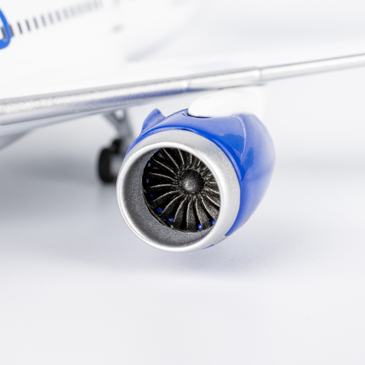 NG Models 1:400 United Airlines N45905 Boeing 787-8 - Image 7