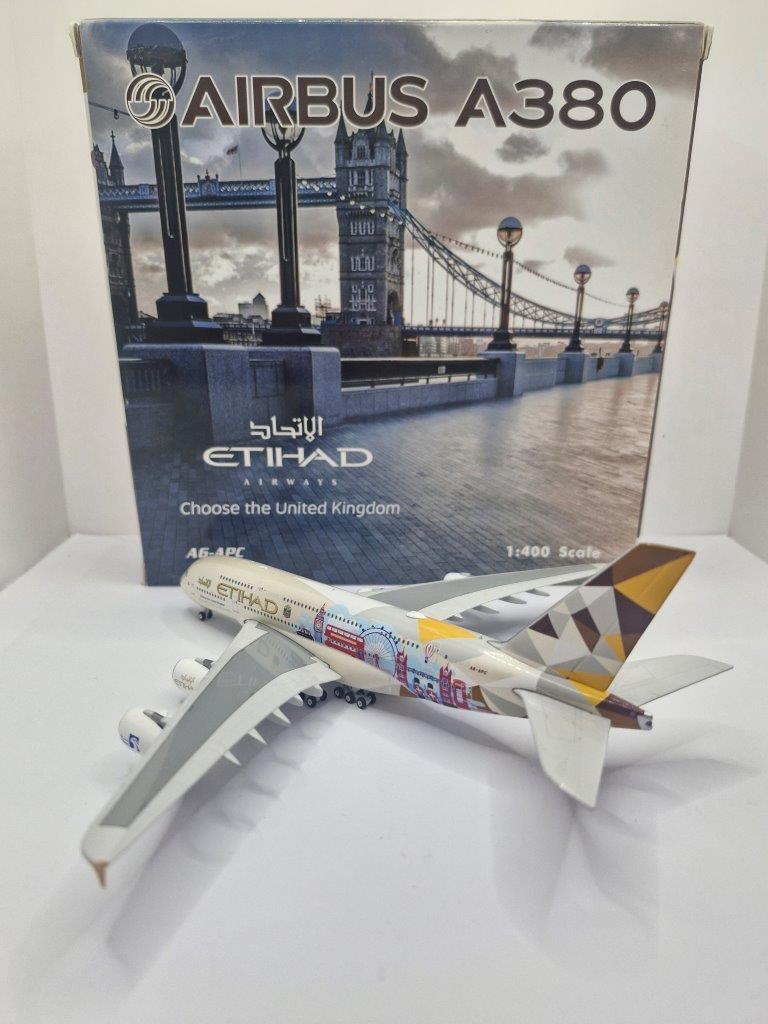 Phoenix 1:400 Etihad Airways A6-APC Airbus A380-800 - Image 4