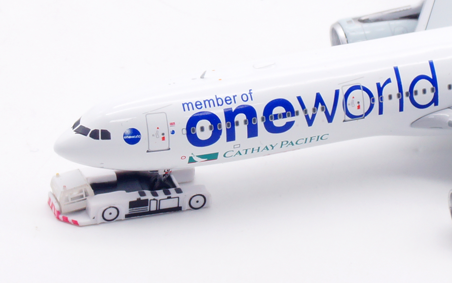 Aviation 400 1:400 Cathay Pacific Airways B-HLU Airbus A330-300 - Image 7