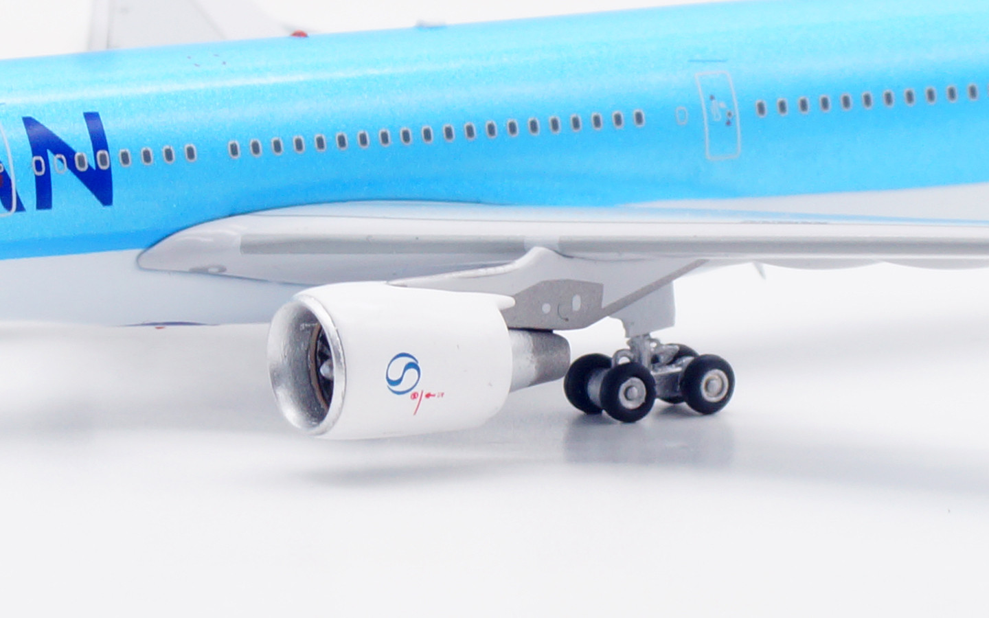 Aviation 400 1:400 Korean Air HL8025 Airbus A330-300 - Image 13