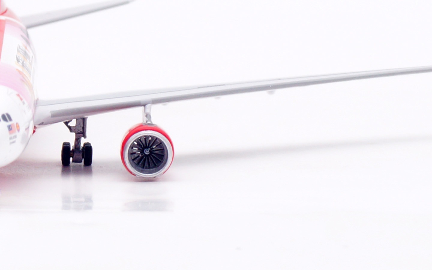 Aviation 400 1:400 Air Asia X 9M-XXB Airbus A330-300 - Image 7
