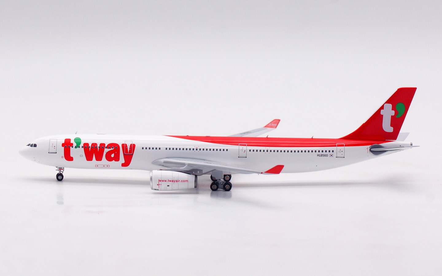 Aviation 400 1:400 T'Way Air HL8560 Airbus A330-300 - Image 8