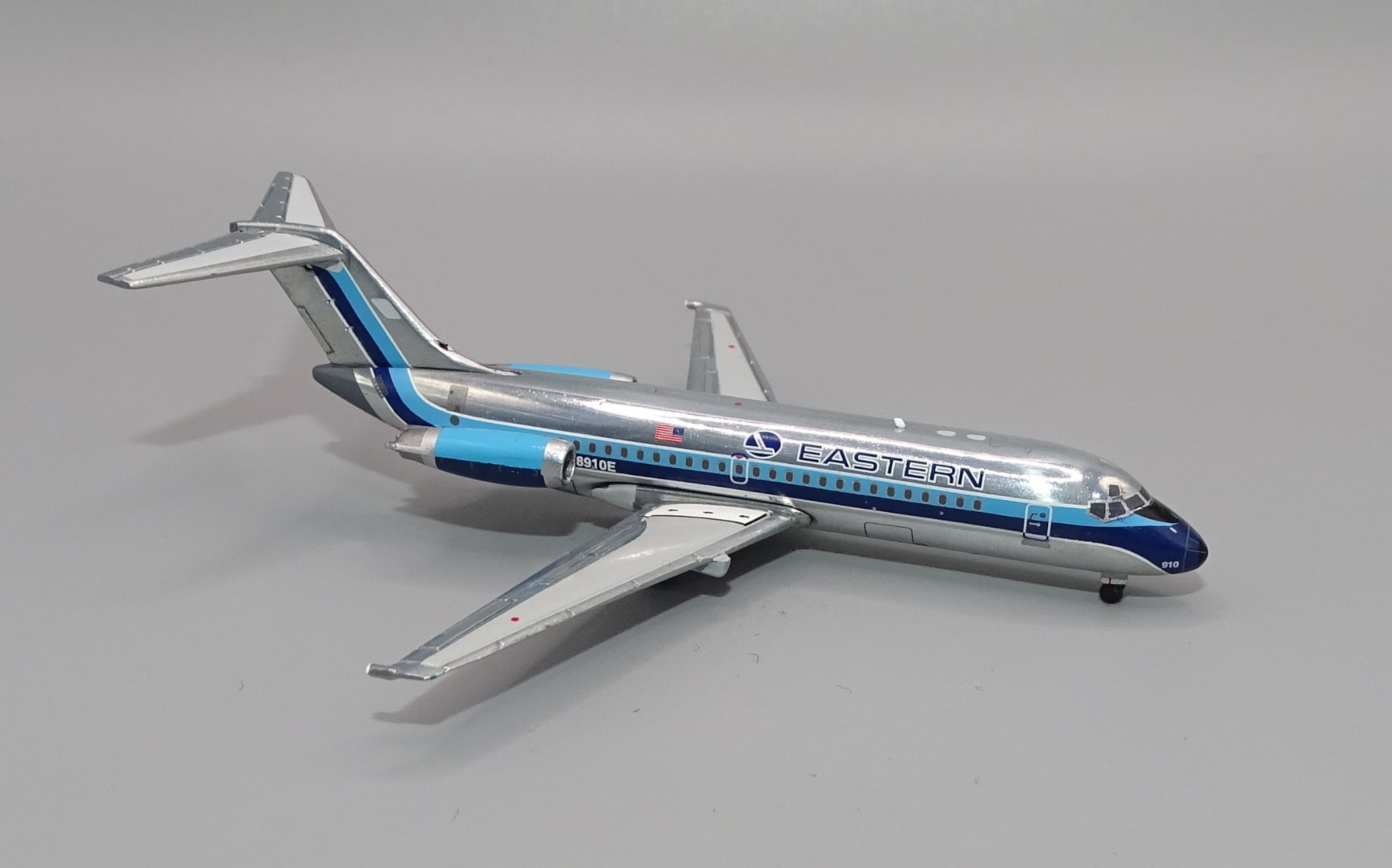 V1 400 1:400 Eastern Airlines N8910E Douglas DC-9-14 *** AWAITING RE-STOCK *** - Image 4