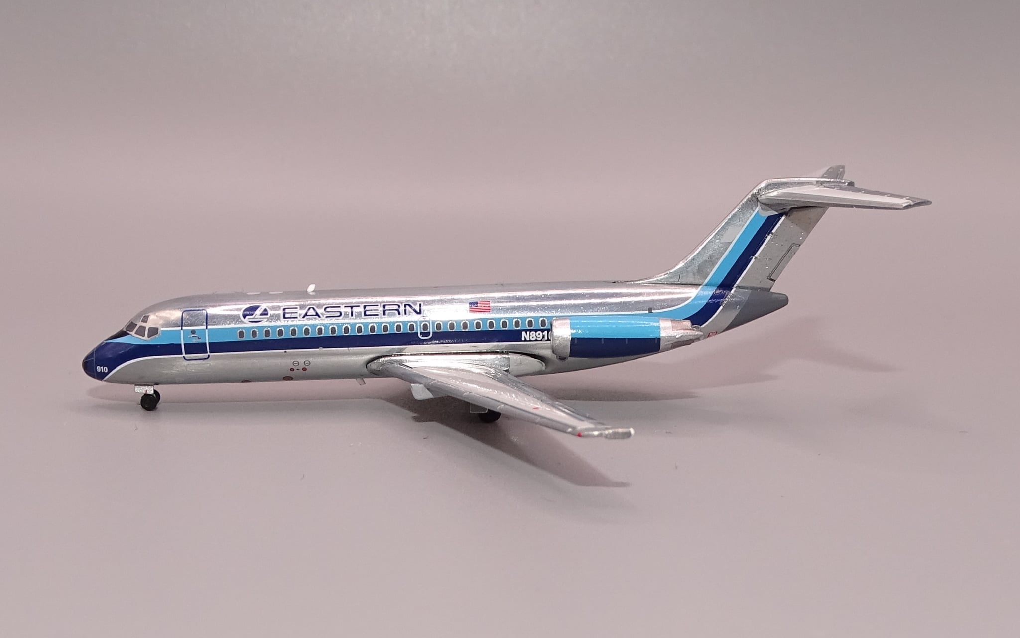 V1 400 1:400 Eastern Airlines N8910E Douglas DC-9-14 *** AWAITING RE-STOCK *** - Image 5