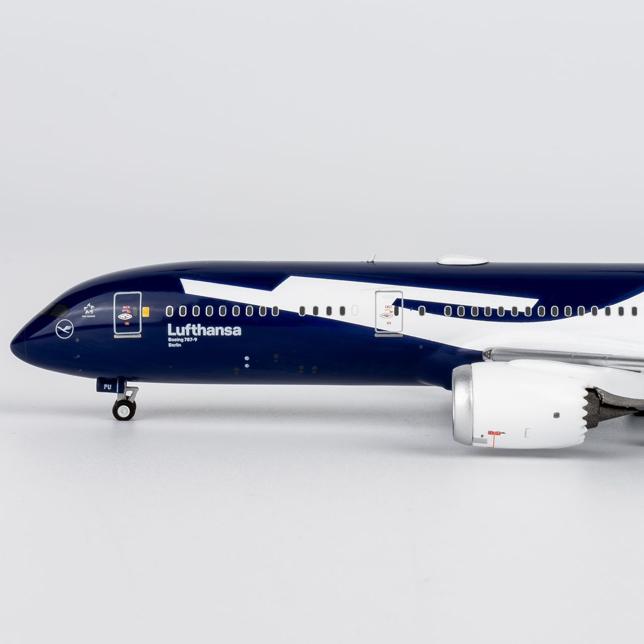 NG Models 1:400 Lufthansa D-ABPU Boeing 787-9 - Image 3