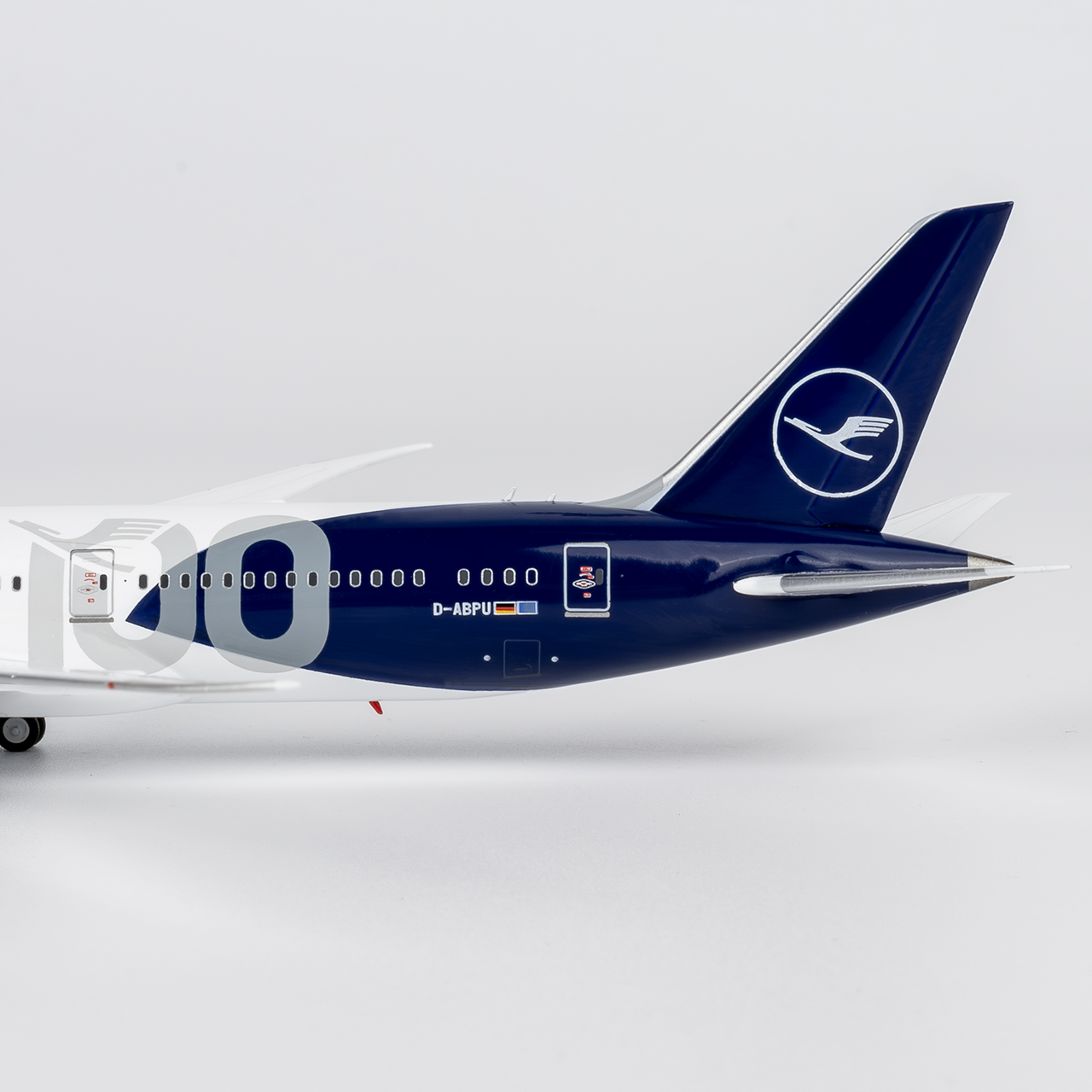 NG Models 1:400 Lufthansa D-ABPU Boeing 787-9 - Image 4
