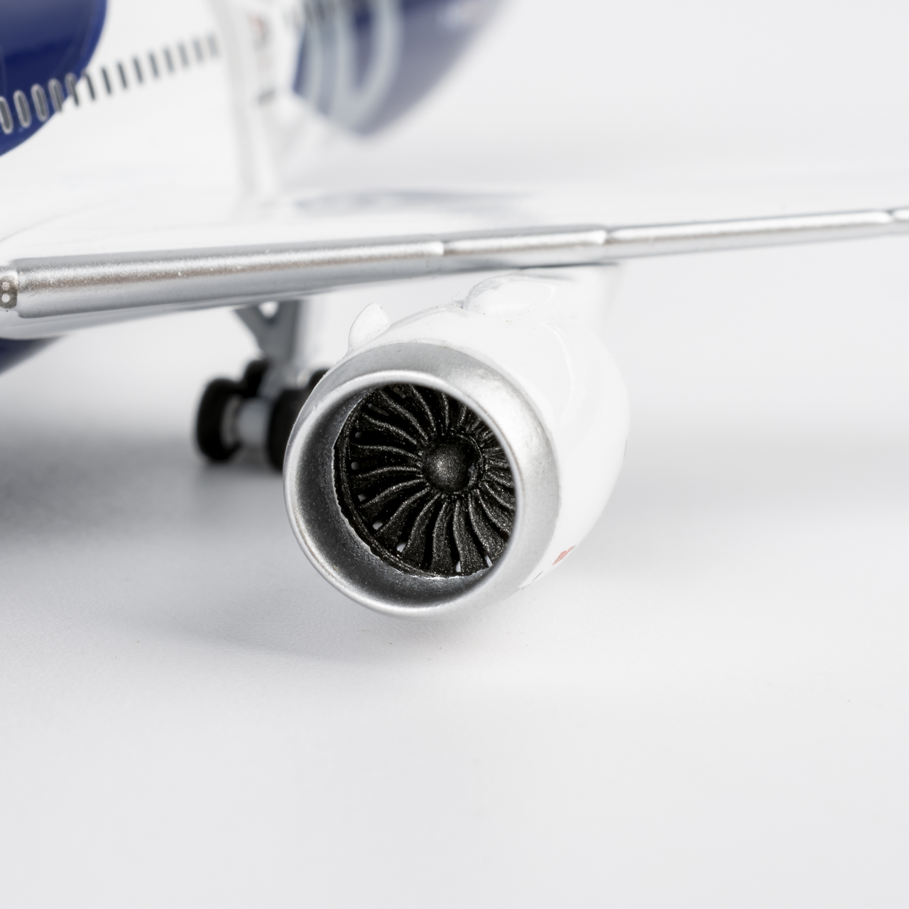 NG Models 1:400 Lufthansa D-ABPU Boeing 787-9 - Image 8