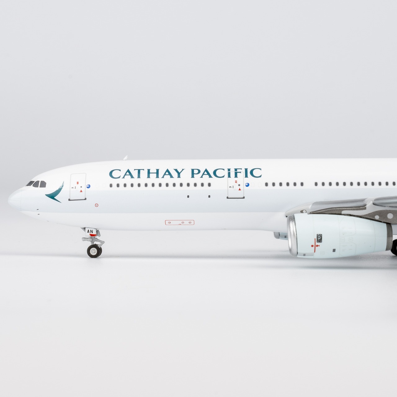 NG Models 1:400 Cathay Pacific Airways B-LAN Airbus A330-300 - Image 3