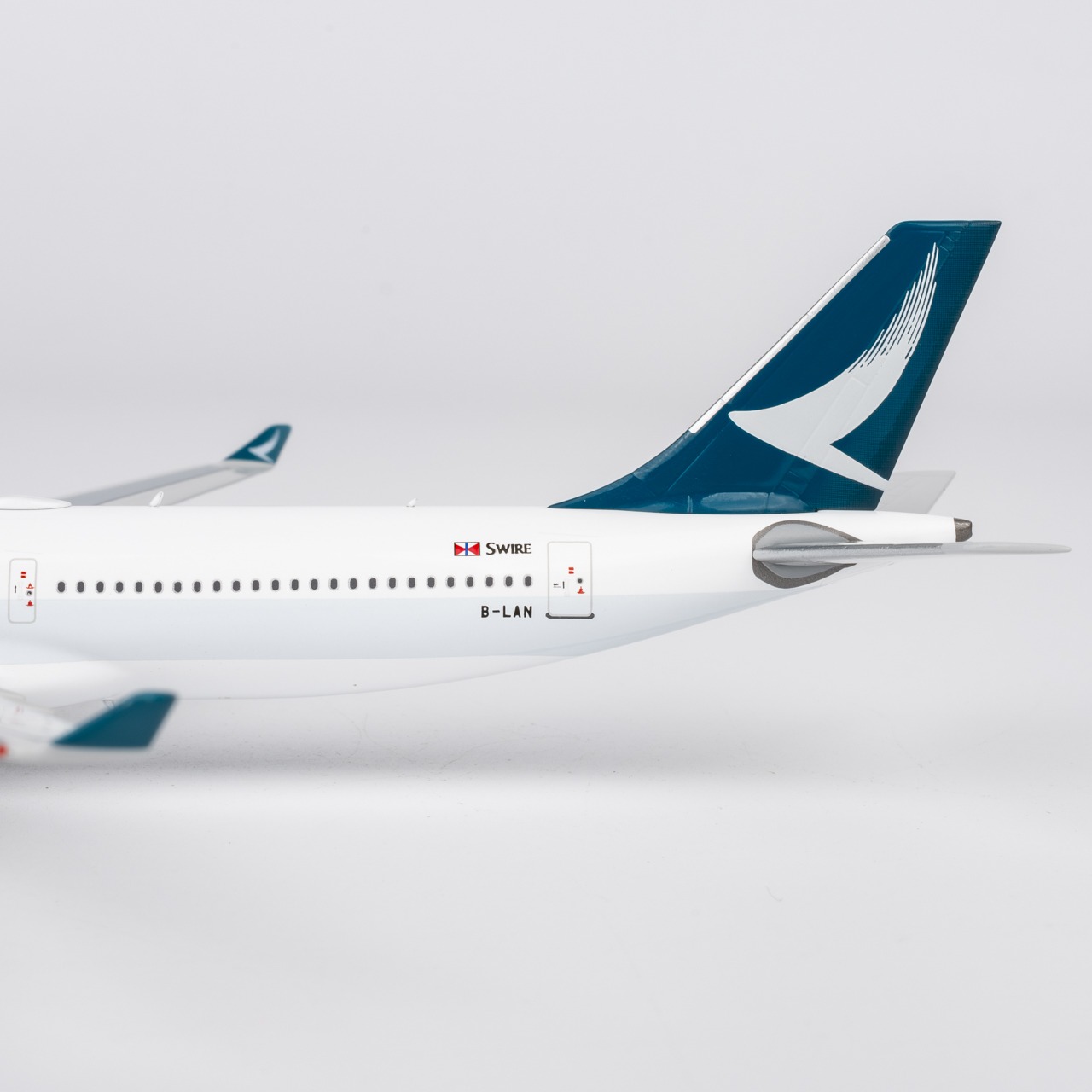 NG Models 1:400 Cathay Pacific Airways B-LAN Airbus A330-300 - Image 4