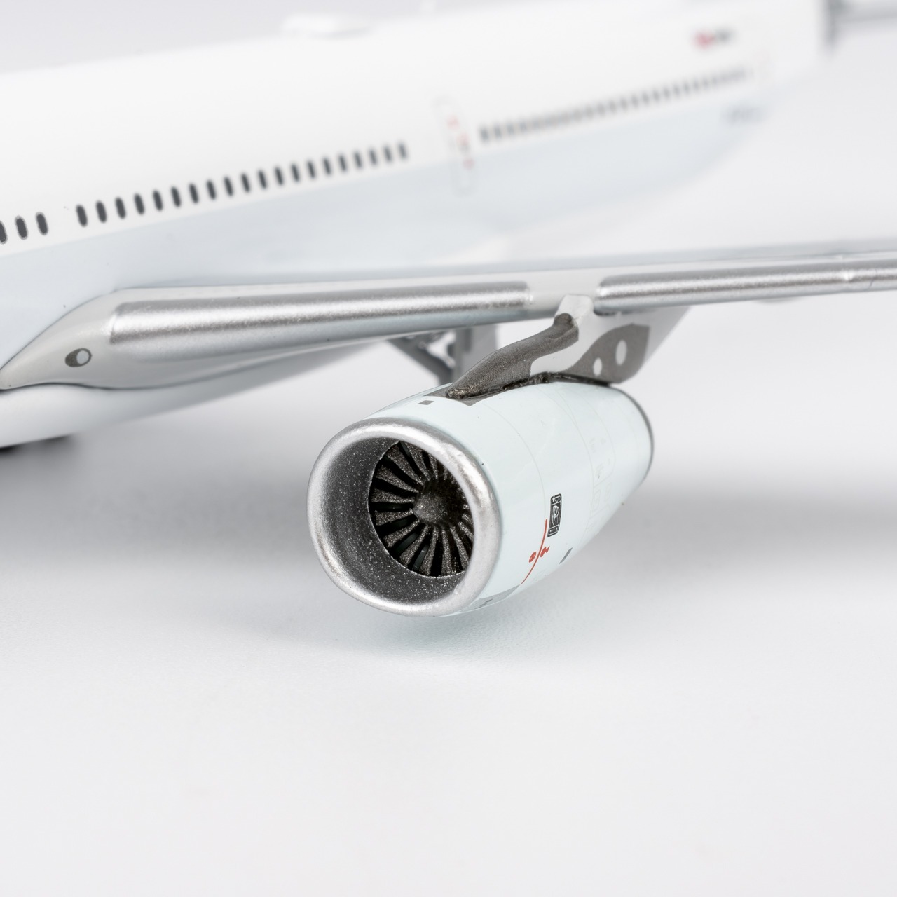 NG Models 1:400 Cathay Pacific Airways B-LAN Airbus A330-300 - Image 8