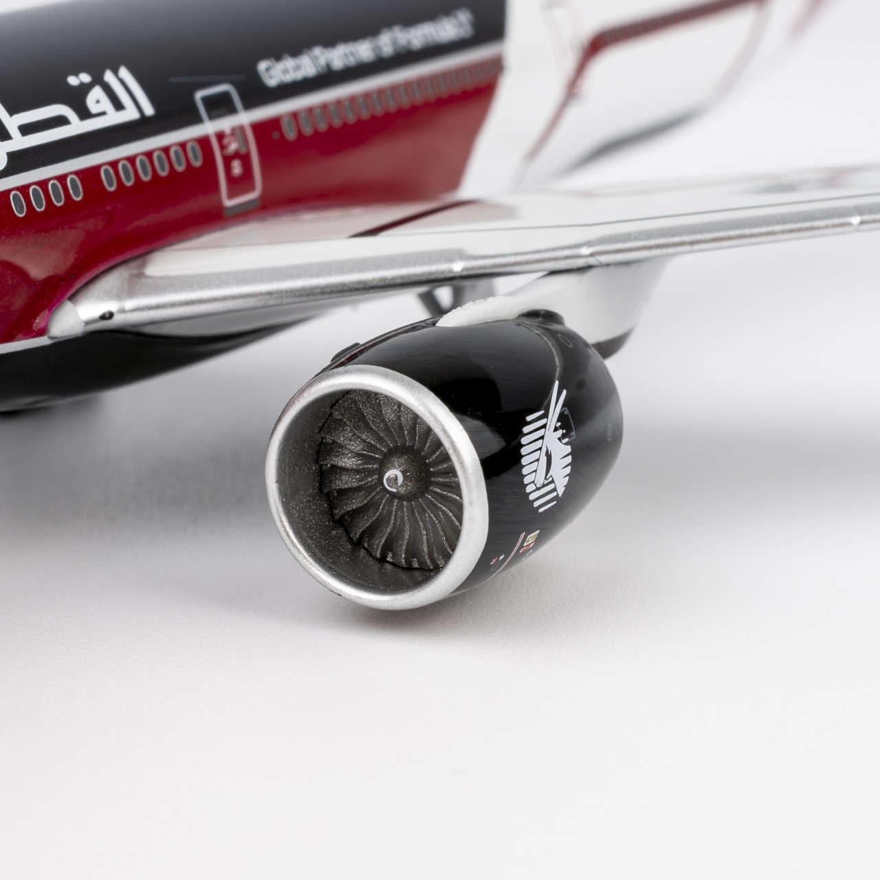 NG Models 1:400 Qatar Airways A7-BEG Boeing 777-300 - Image 10