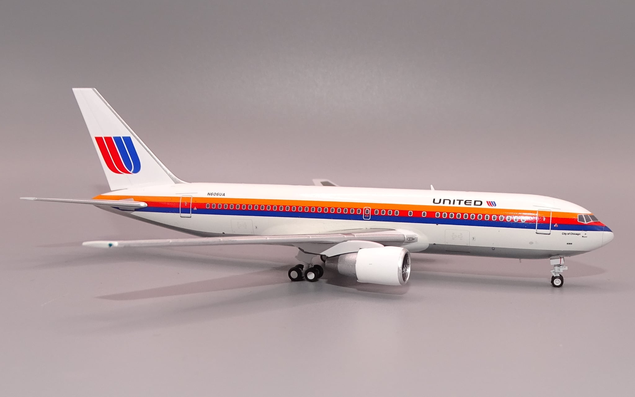 V1 400 1:400 United Airlines N606UA Boeing 767-200 - Image 3