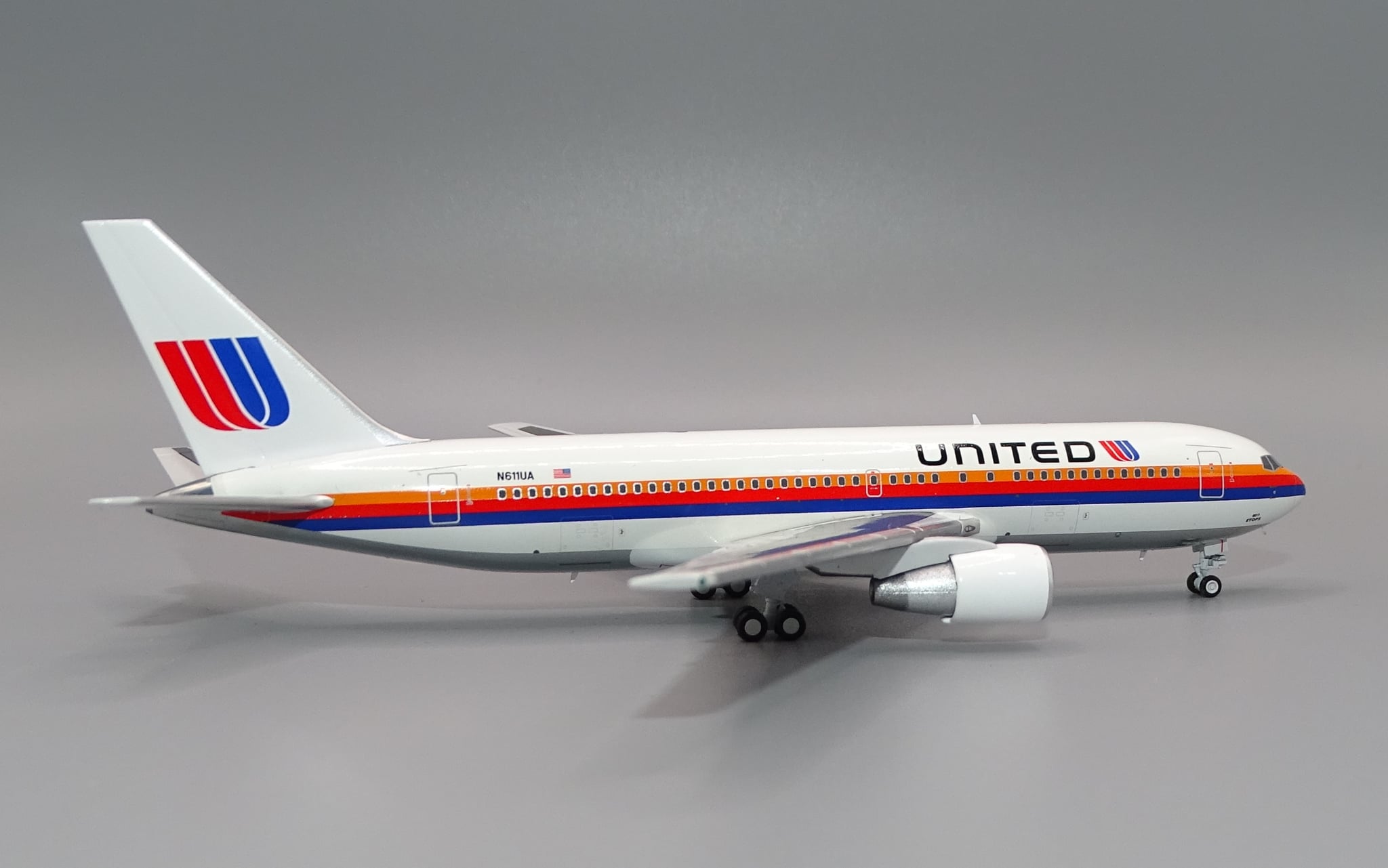 V1 400 1:400 United Airlines N611UA Boeing 767-200 *** AWAITING RE-STOCK *** - Image 3