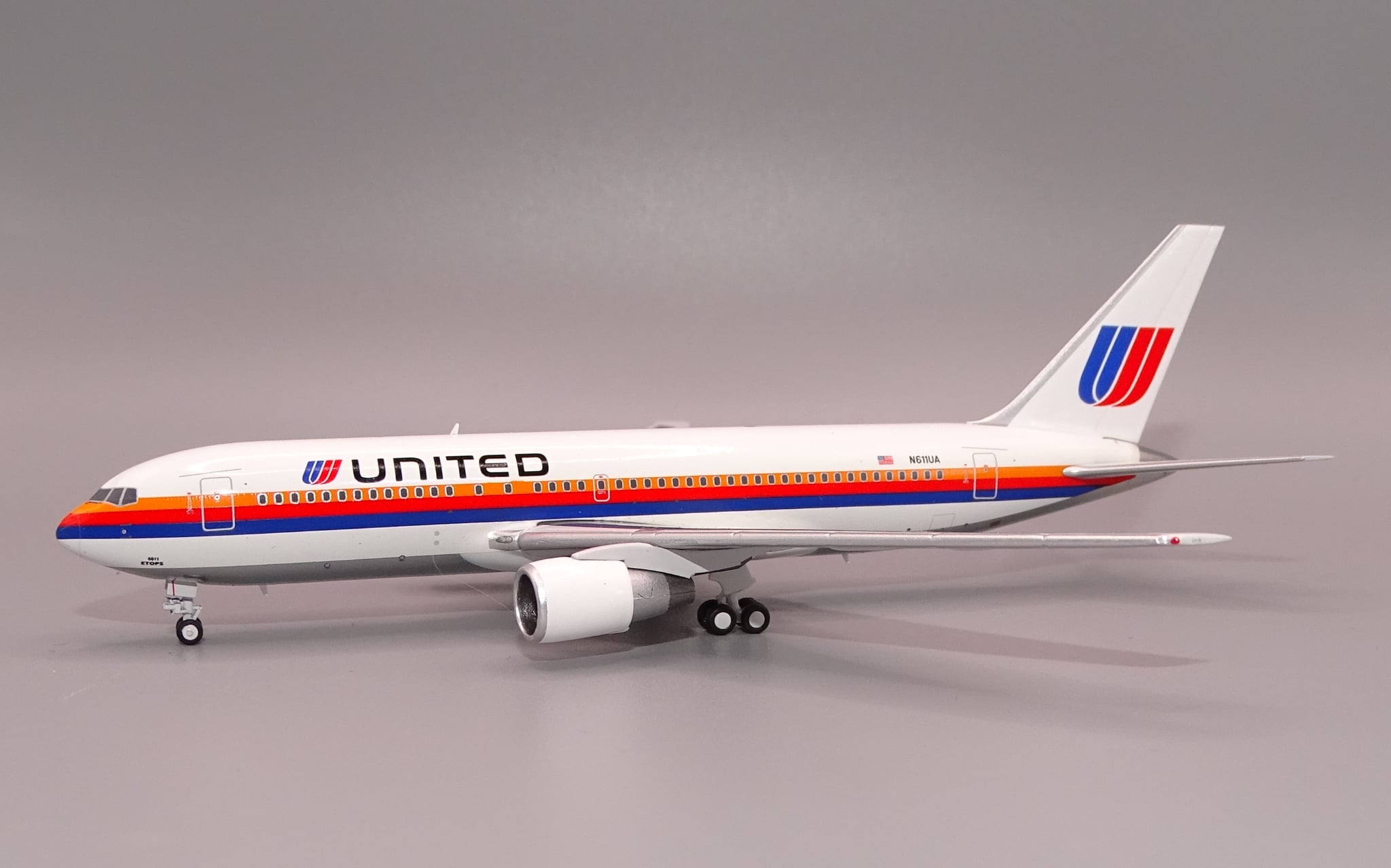 V1 400 1:400 United Airlines N611UA Boeing 767-200 *** AWAITING RE-STOCK *** - Image 2