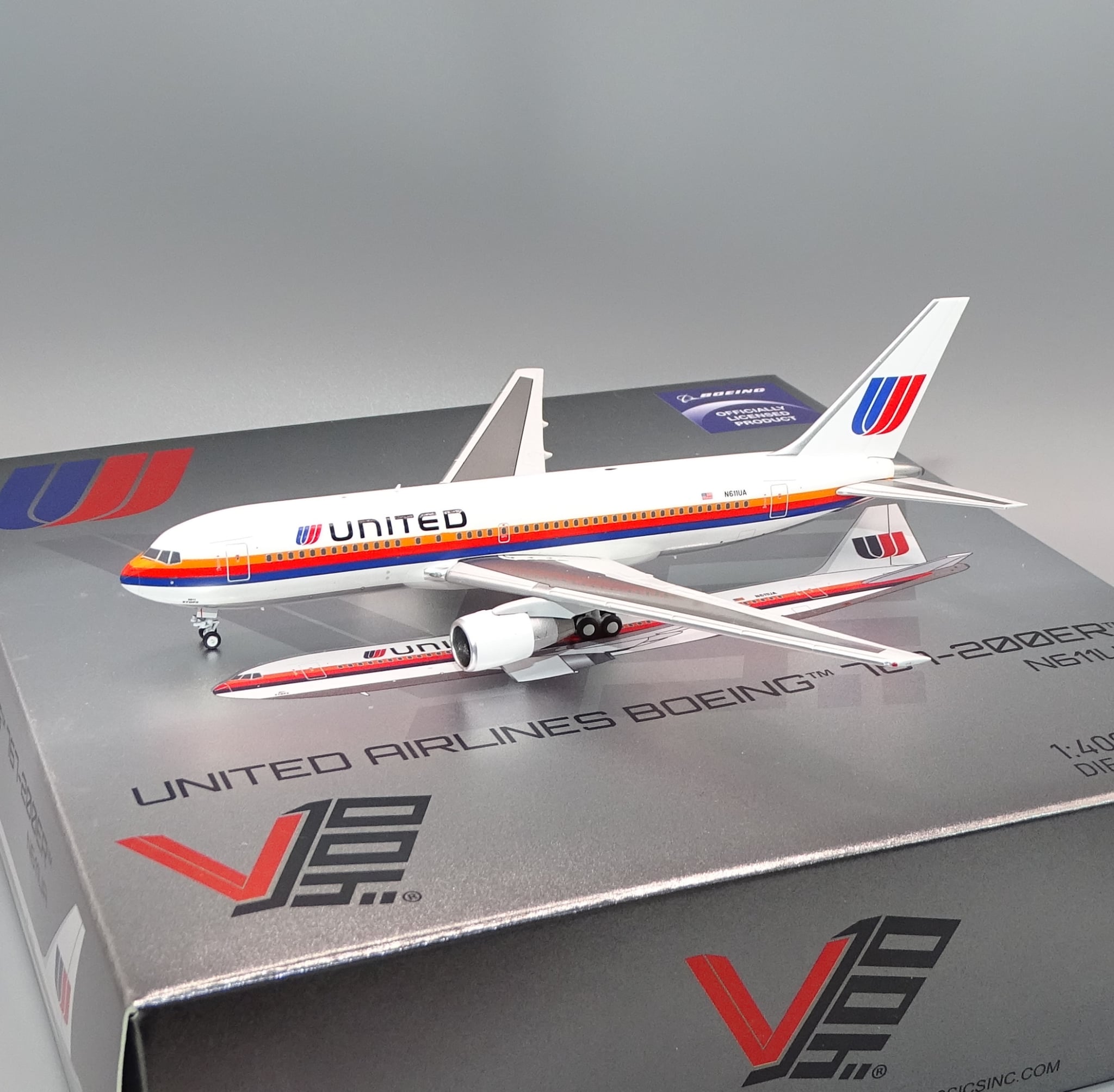 V1 400 1:400 United Airlines N611UA Boeing 767-200 *** AWAITING RE-STOCK ***
