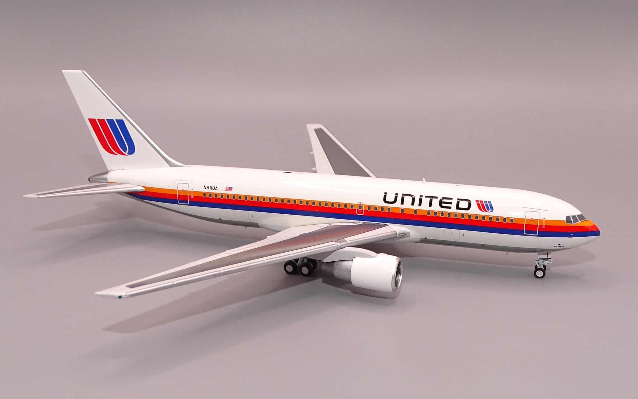V1 400 1:400 United Airlines N611UA Boeing 767-200 *** AWAITING RE-STOCK *** - Image 4