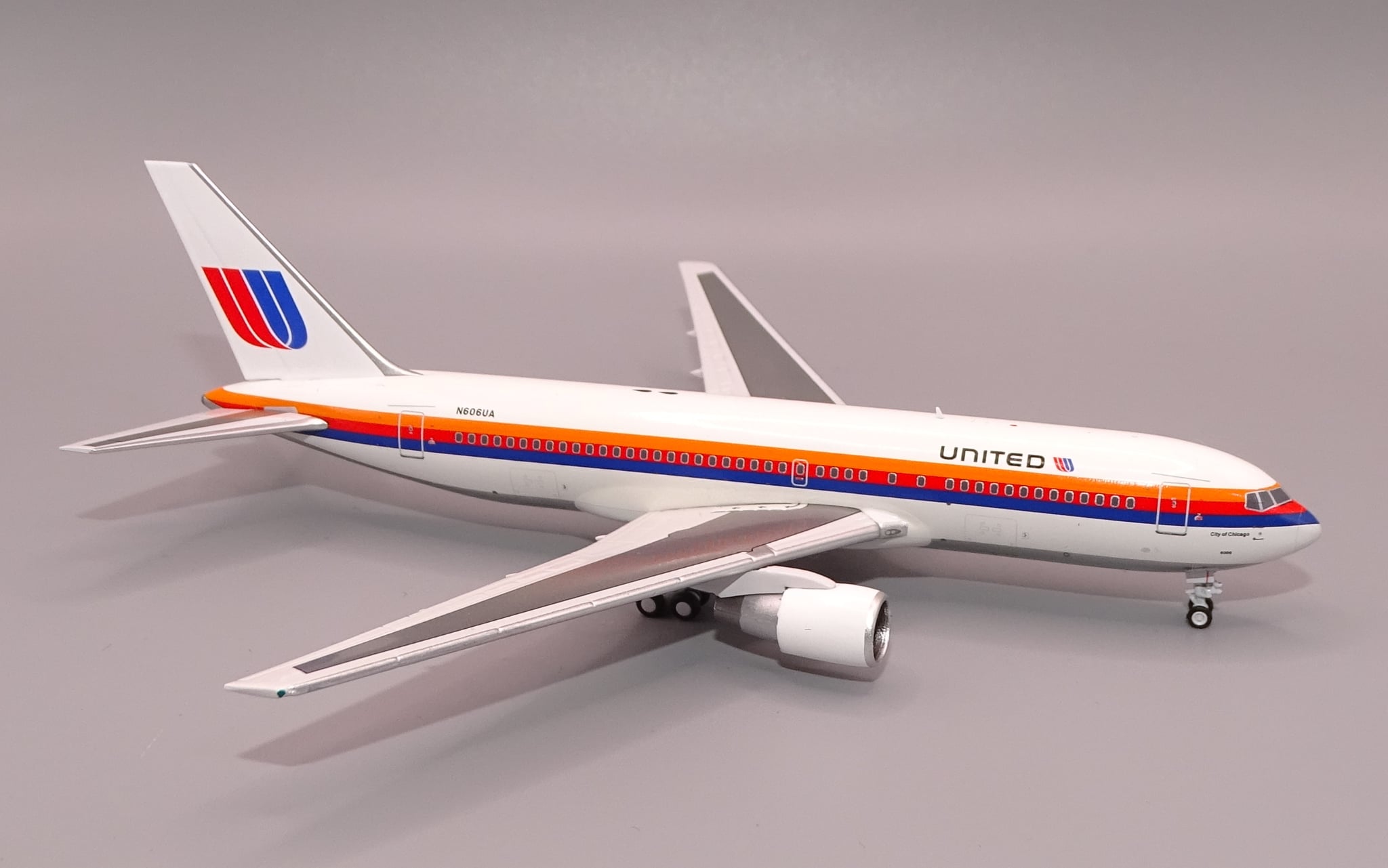 V1 400 1:400 United Airlines N606UA Boeing 767-200 - Image 5