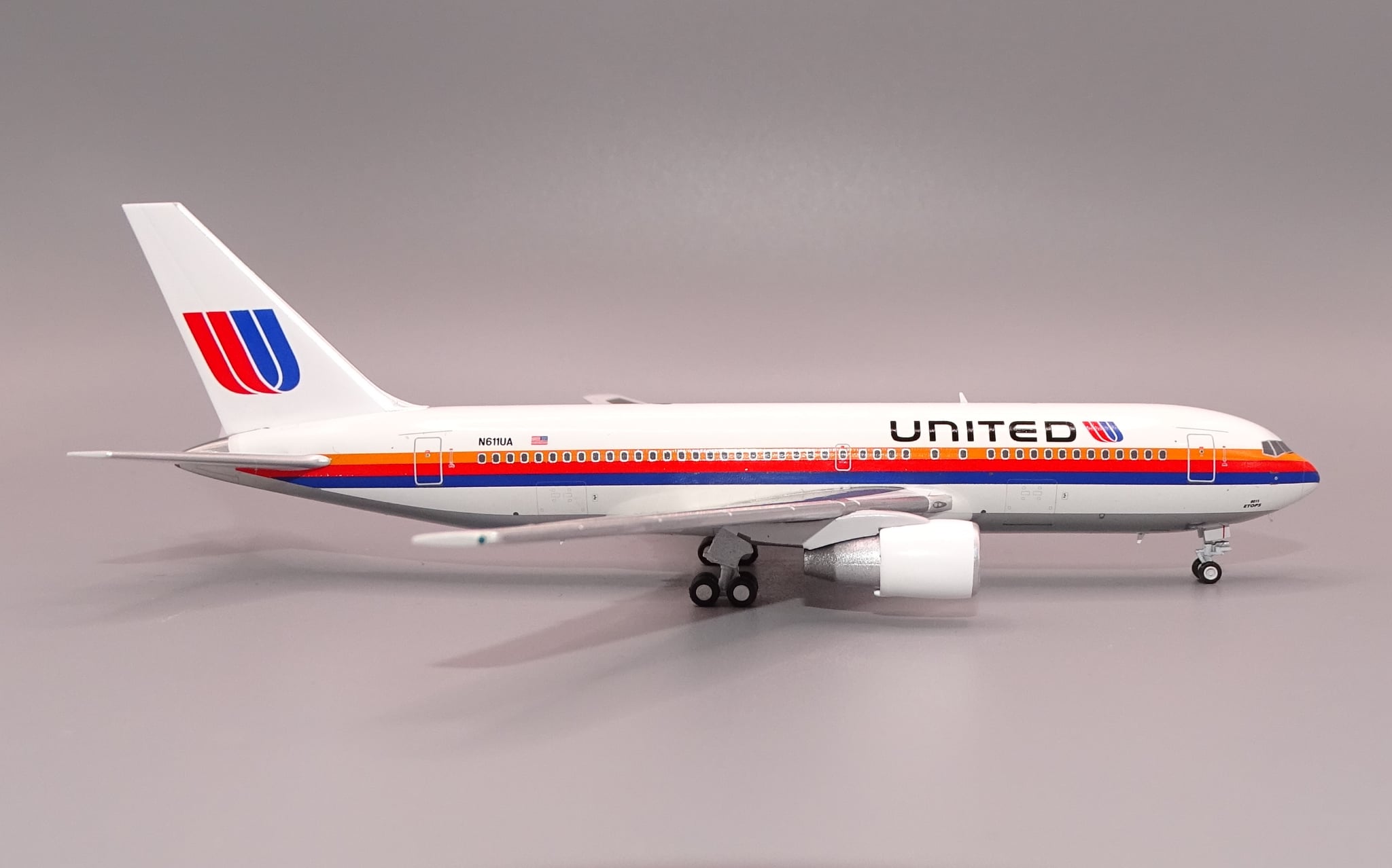 V1 400 1:400 United Airlines N611UA Boeing 767-200 *** AWAITING RE-STOCK *** - Image 5