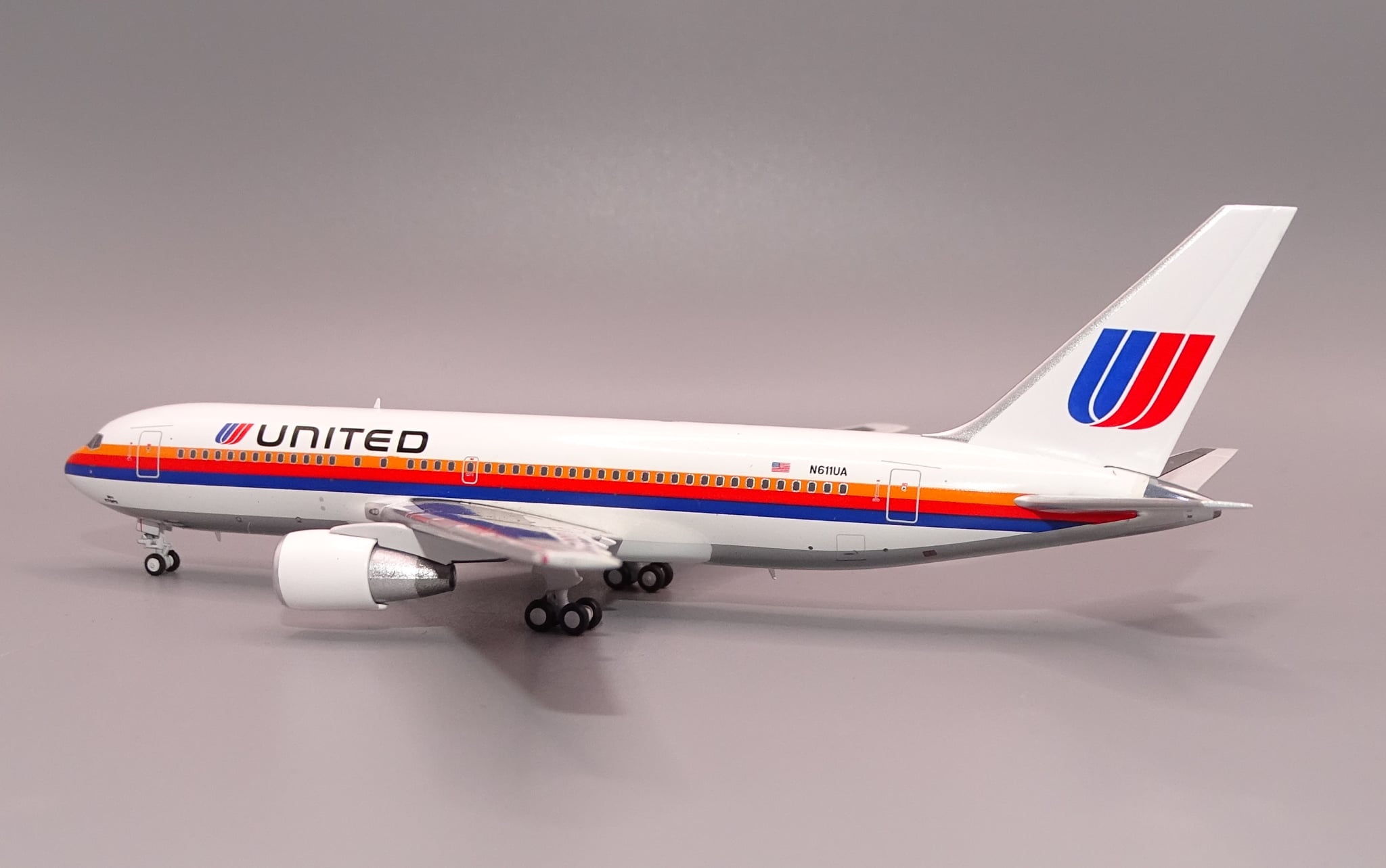 V1 400 1:400 United Airlines N611UA Boeing 767-200 *** AWAITING RE-STOCK *** - Image 6