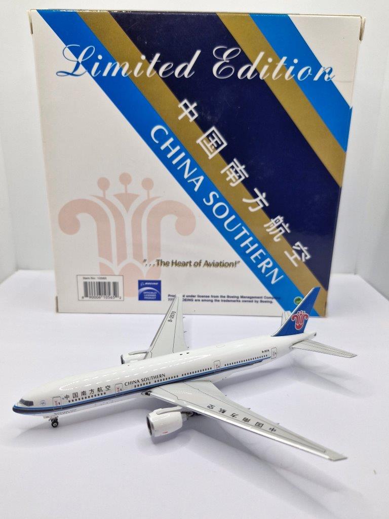 Phoenix 1:400 China Southern Airlines B-2070 Boeing 777-200 - Image 3