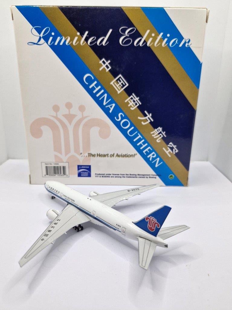 Phoenix 1:400 China Southern Airlines B-2070 Boeing 777-200 - Image 4