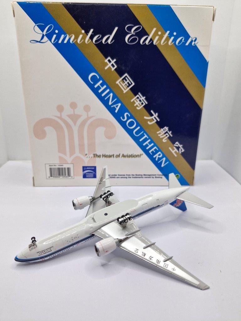 Phoenix 1:400 China Southern Airlines B-2070 Boeing 777-200 - Image 5