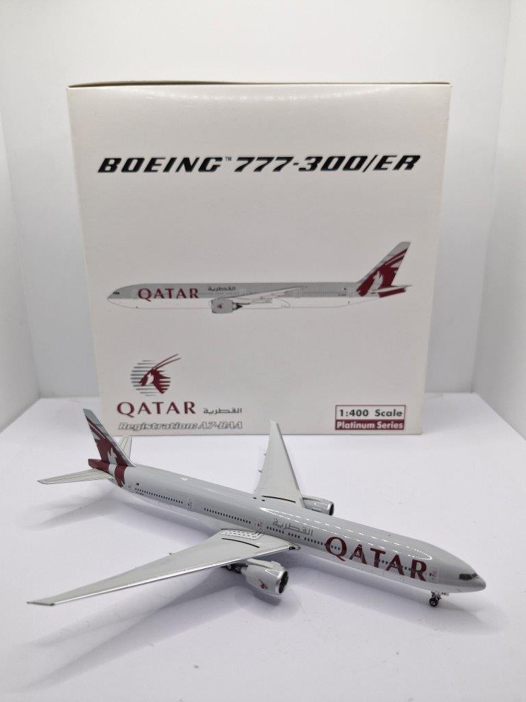 Phoenix 1:400 Qatar Airways A7-BAA Boeing 777-300 - Bedfordshire