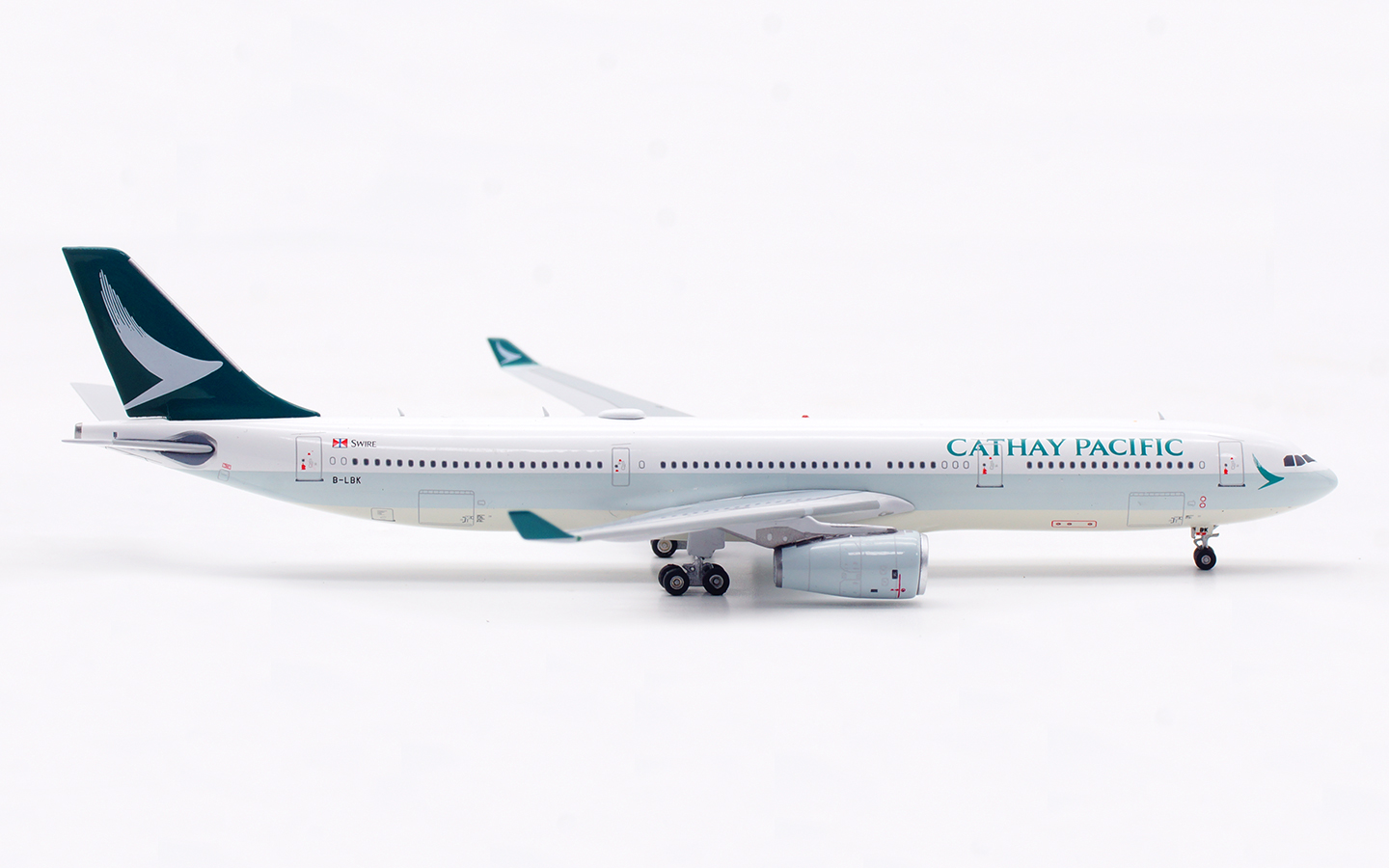 Aviation 400 1:400 Cathay Pacific Airways B-LBK Airbus A330-300 - Image 10