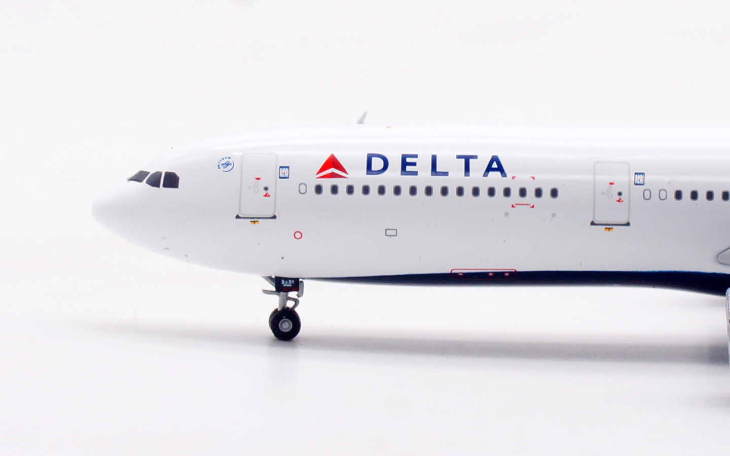 Aviation 400 1:400 Delta Airlines N831NW Airbus A330-300 - Image 11