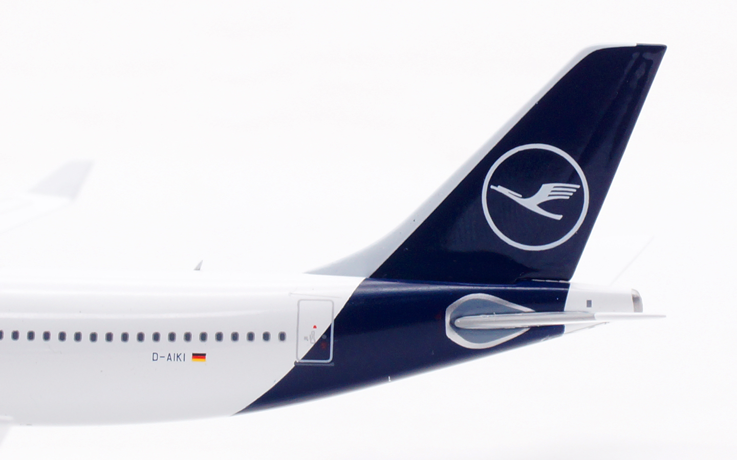 Aviation 400 1:400 Lufthansa D-AIKI Airbus A330-300 - Image 12