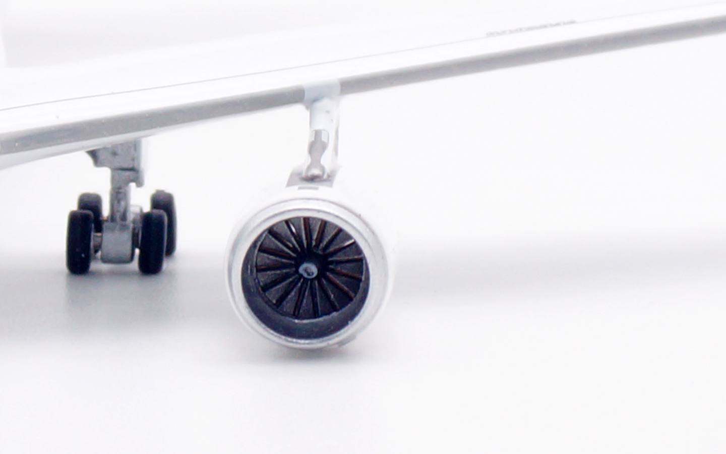Aviation 400 1:400 Lufthansa D-AIKI Airbus A330-300 - Image 14