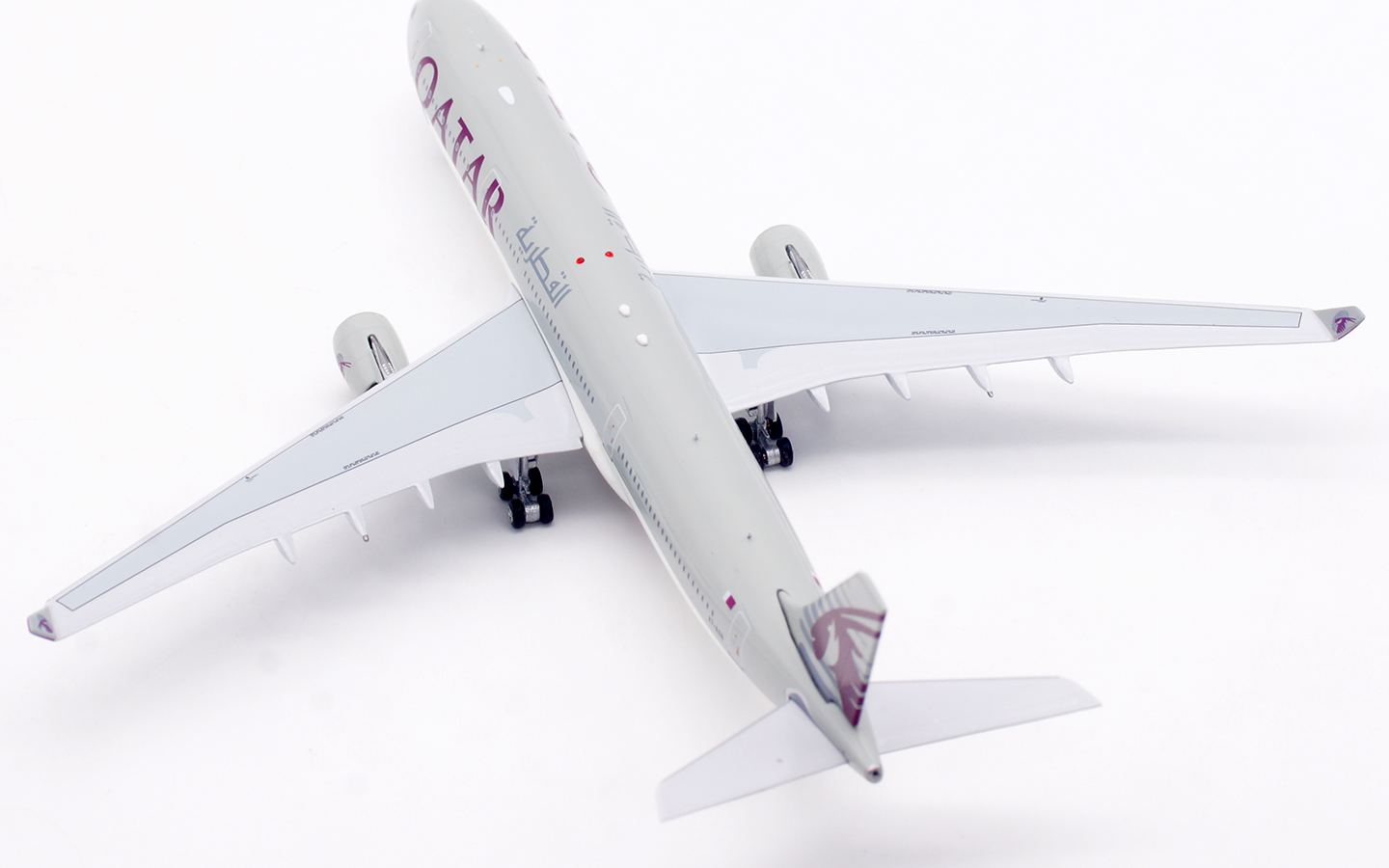 Aviation 400 1:400 Qatar Airways A7-AEN Airbus A330-300 - Image 5