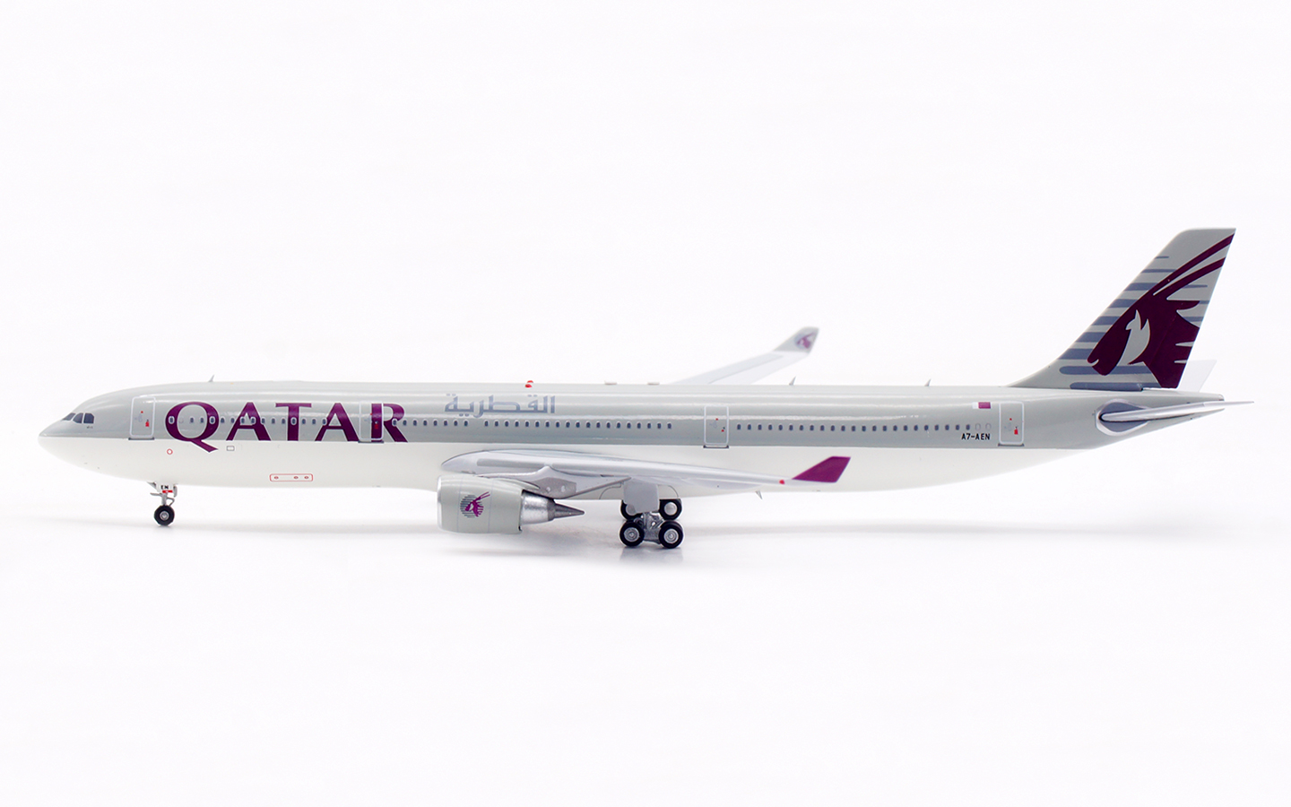 Aviation 400 1:400 Qatar Airways A7-AEN Airbus A330-300 - Image 9