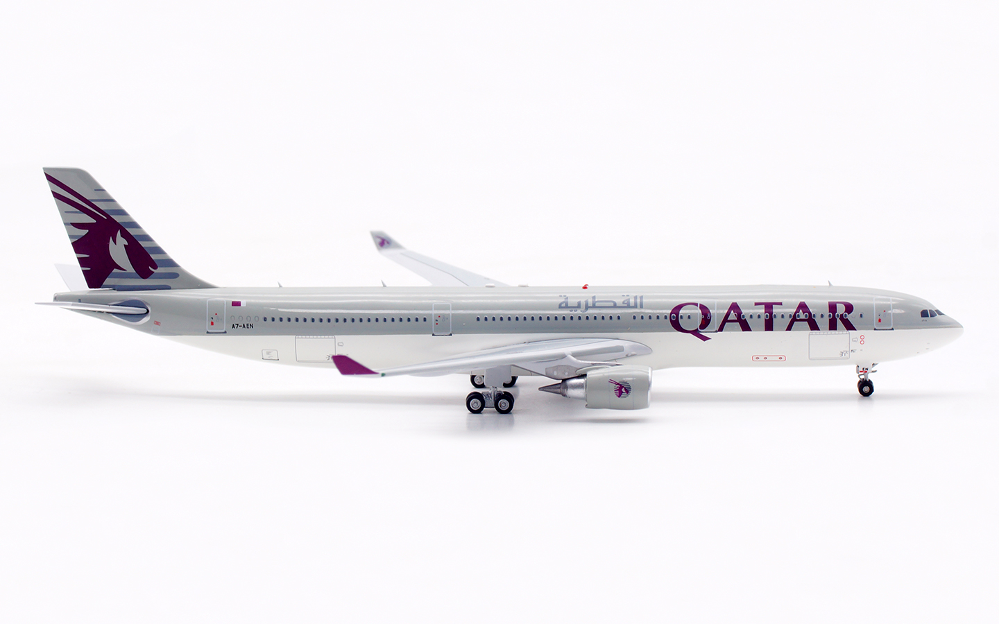 Aviation 400 1:400 Qatar Airways A7-AEN Airbus A330-300 - Image 10