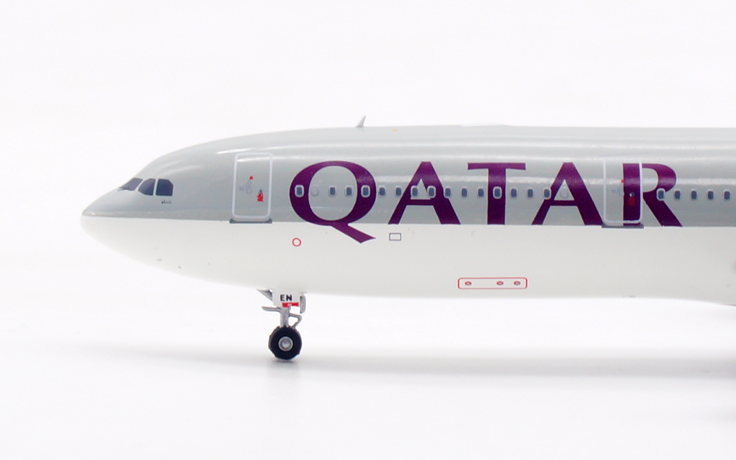 Aviation 400 1:400 Qatar Airways A7-AEN Airbus A330-300 - Image 11