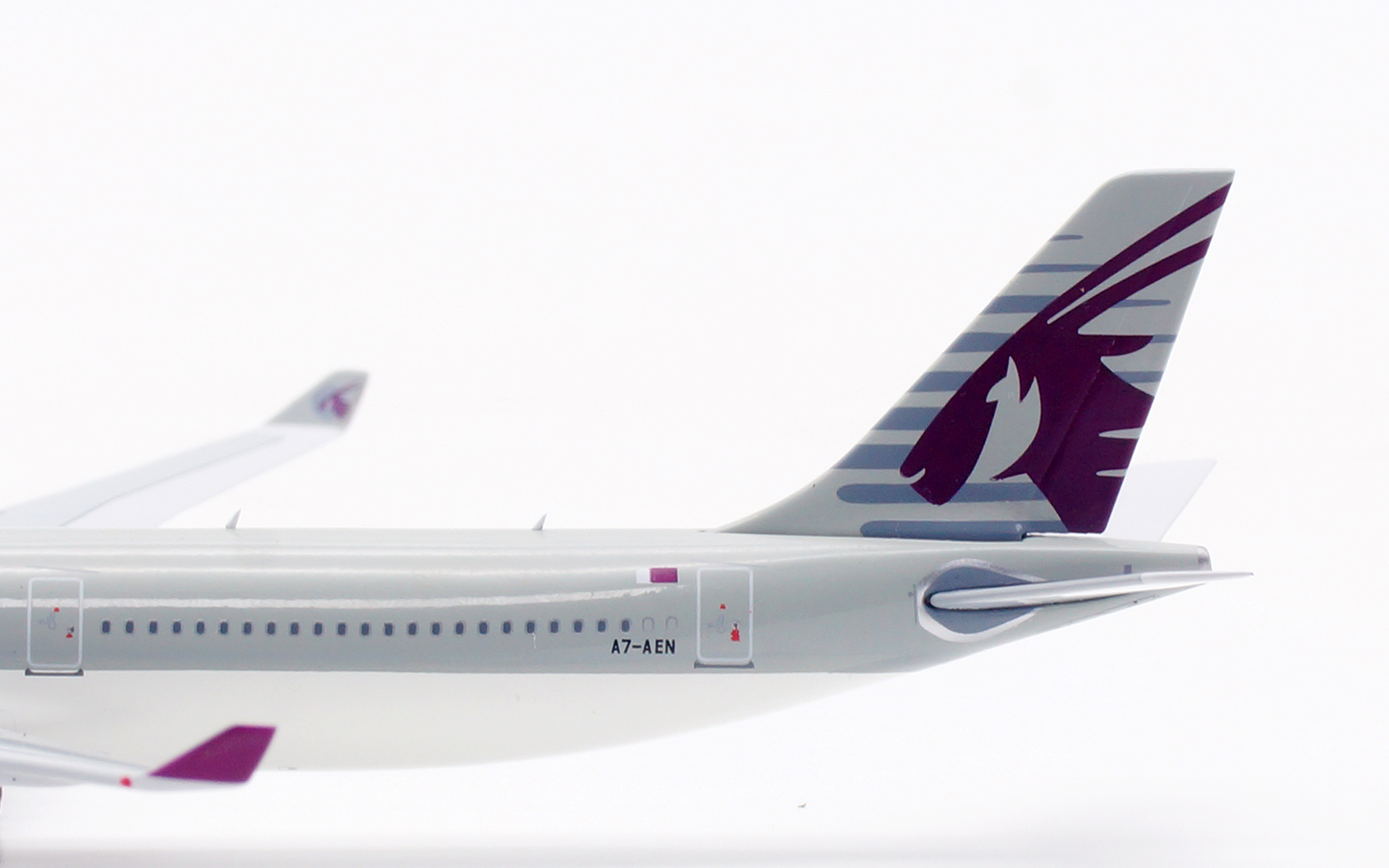 Aviation 400 1:400 Qatar Airways A7-AEN Airbus A330-300 - Image 12