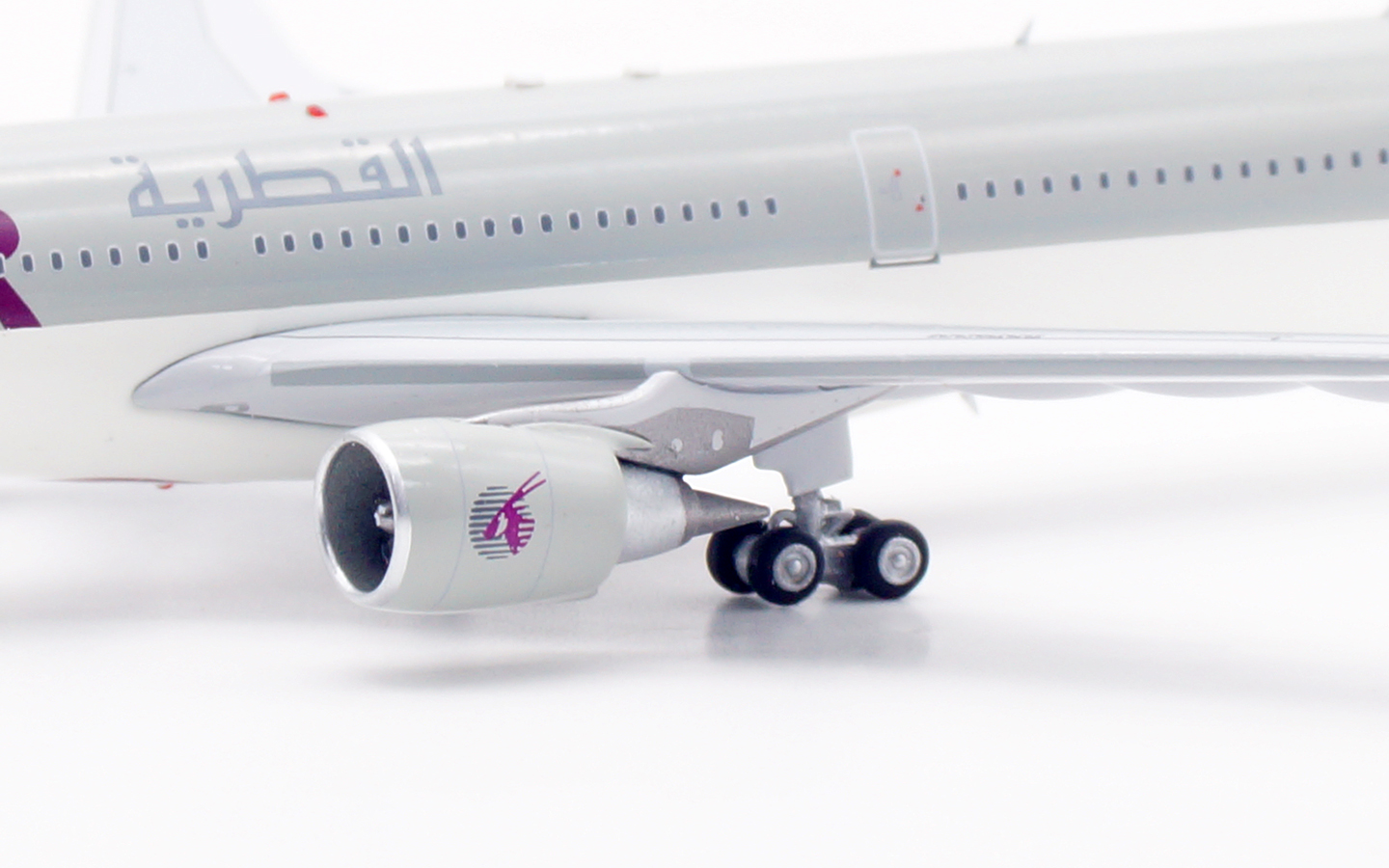 Aviation 400 1:400 Qatar Airways A7-AEN Airbus A330-300 - Image 13