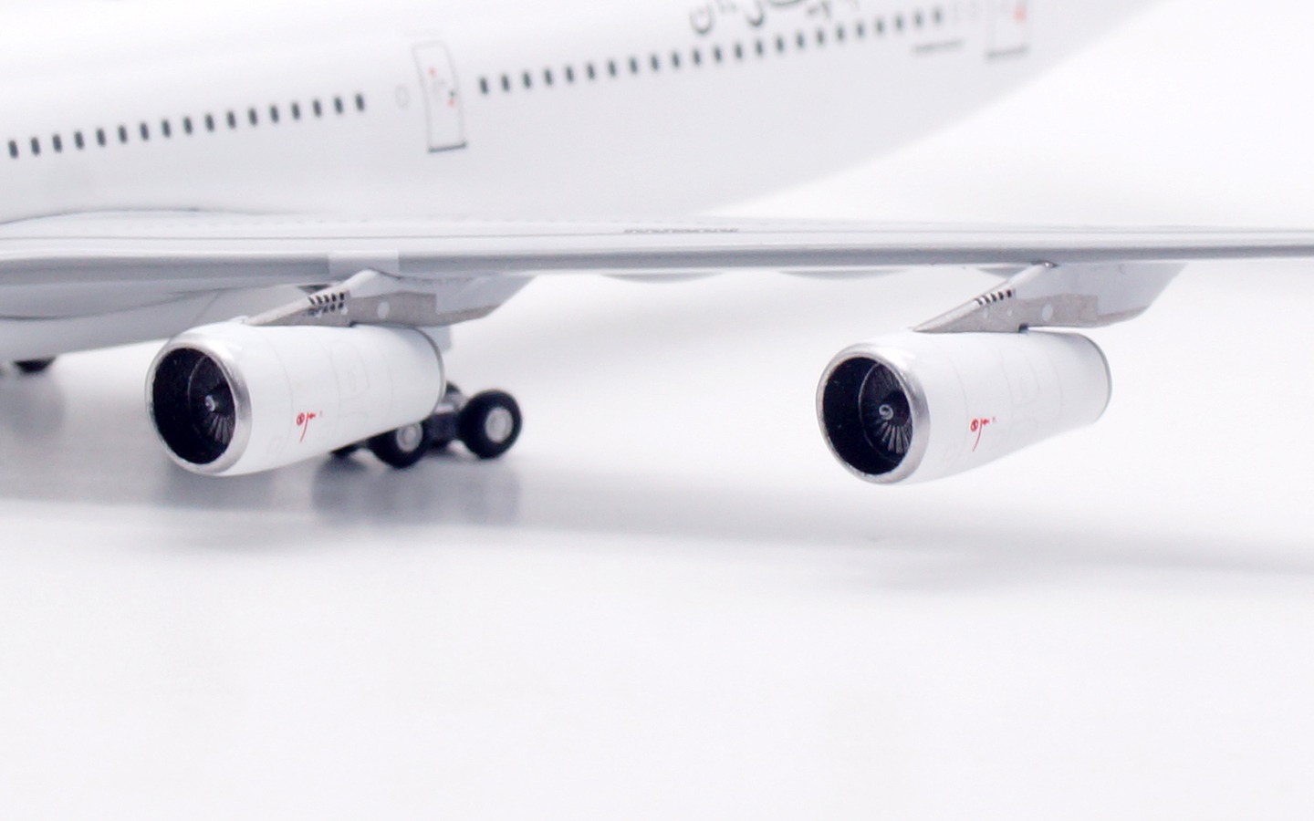 Aviation 400 1:400 Mahan Air EP-MJF Airbus A340-300 - Image 13