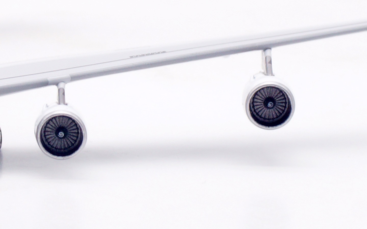 Aviation 400 1:400 Mahan Air EP-MJF Airbus A340-300 - Image 14