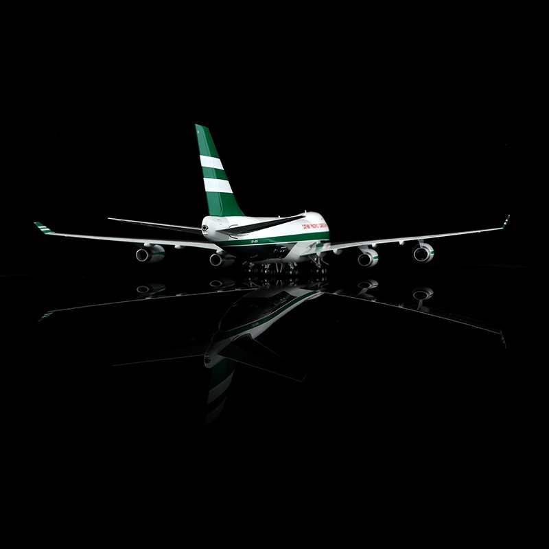 SQ Wings 1:200 Cathay Pacific Cargo VR-HUH Boeing 747-400F - Image 9