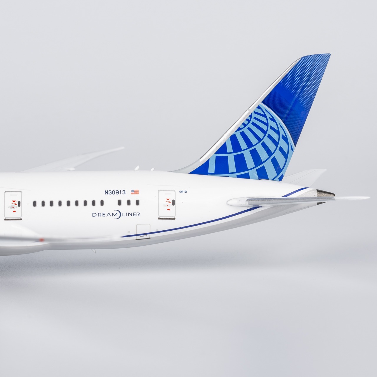 NG Models 1:400 United Airlines N30913 Boeing 787-8 - Image 4
