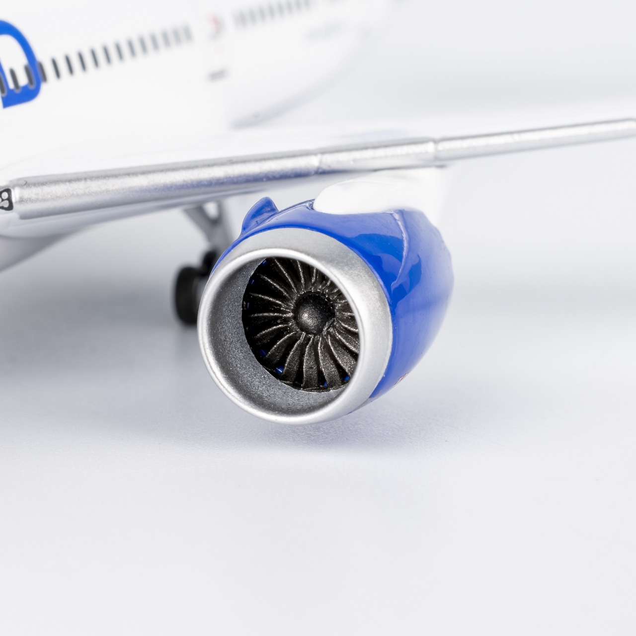NG Models 1:400 United Airlines N30913 Boeing 787-8 - Image 7