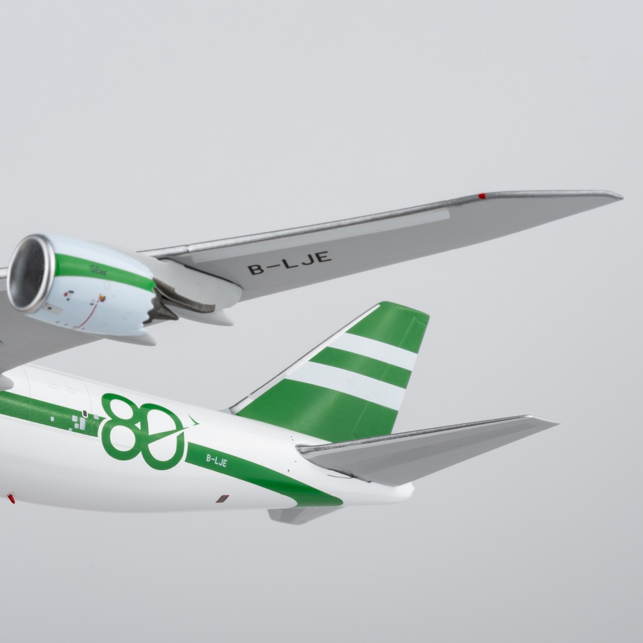 NG Models 1:400 Cathay Pacific Cargo B-LJE Boeing 747-8F - Image 9
